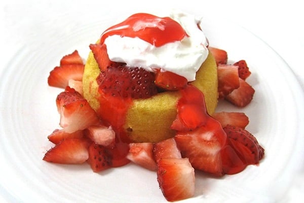 Low Calorie Fresh Strawberry Shortcake (4 ingredients)